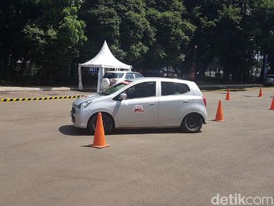 Latihan Berkendara Aman untuk Sopir Taksi Online dan Offline