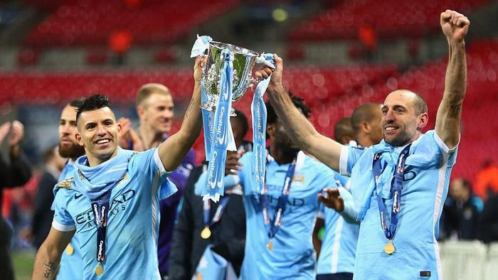 Manchester City, Final Piala Liga Inggris 2016 LONDON, ENGLAND - FEBRUARY 28: Sergio Aguero of Manchester City and team mate Pablo Zabaleta celebrate victory with the trophy after the Capital One Cup Final match between Liverpool and Manchester City at Wembley Stadium on February 28, 2016 in London, England. Manchester City win 3-1 on penalties. (Photo by Clive Brunskill/Getty Images)