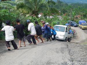 Jalur Utama Tak Bisa Dilalui, Jalur Alternatif Rawan Kecelakaan