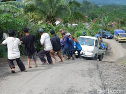 Jalur Utama Tak Bisa Dilalui, Jalur Alternatif Rawan Kecelakaan