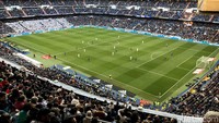 Real Madrid memang sedang jauh tertinggal dari Barcelona di La Liga. Namun para pendukung setia Madrid tetap memenuhi Santiago Bernabeu dan terus bernyanyi sepanjang laga kontra Deportivo Alaves yang berakhir 4-0 untuk tuan rumah.