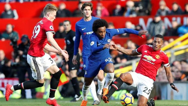 Manchester United terus memecah konsenrasi Chelsea di lini tengah. (