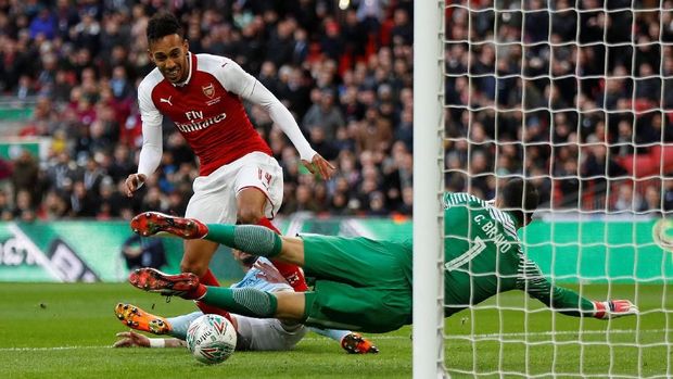 Tendangan Pierre-Emerick Aubameyang masih bisa dipatahkan Claudio Bravo. (