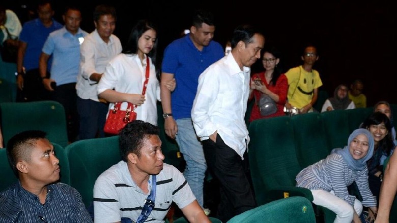 Potret Jokowi Nonton Dilan 1990 Bareng Kahiyang-Bobby