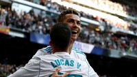 Lucas Vazquez merupakan otak gol kedua Ronaldo di pertandingan melawan Alaves. Pantas kalau dia mendapatkan pelukan dari CR7. (Foto: Juan Medina/Reuters)