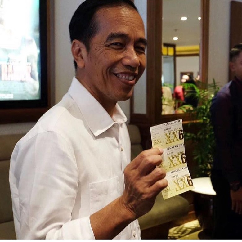 Gaya Santai Jokowi Pamer 3 Tiket Film Dilan 1990