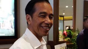 Gaya Santai Jokowi Pamer 3 Tiket Film Dilan 1990