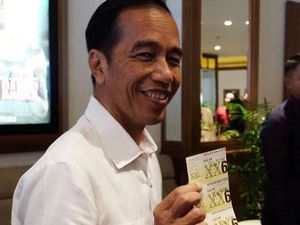 Gaya Santai Jokowi Pamer 3 Tiket Film Dilan 1990 Gaya Santai Jokowi Pamer 3 Tiket Film Dilan 1990