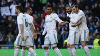Benzema pun juga mendapatkan jatah untuk mencetak gol, kali ini dari titik putih. Bale merayakan gol itu dengan pelukan, karena Big Benz memberi assist atas golnya. (Foto: Gonzalo Arroyo Moreno/Getty Images)