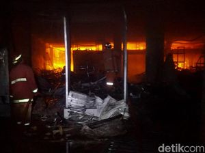 Foto: Kebakaran Pasar Banjarsari Pekalongan Belum Bisa Dipadamkan