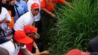Potret Anies Kerja Bakti di Sepanjang Rel Koja