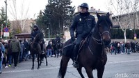 Sampai-sampai, polisi setempat agak kewalahan mengatur ribuan fans agar tak terlalu menyesaki puerta atau gerbang sebelah barat.