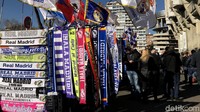 Bernabeu pun jadi atraksi utama kota Madrid di akhir pekan ini. Seluruh penjuru stadion dipenuhi dengan para fans dari berbagai kota dan negara. Para pedagang merchandise pun mudah ditemui di sana-sini.