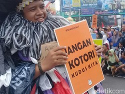 Melihat Pesan dari Peragaan Busana Sampah di Kudus