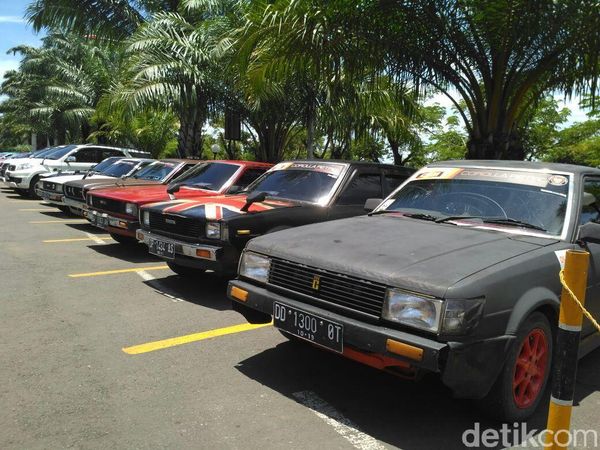 Mobil Klasik Sedot Perhatian Masyarakat Makassar