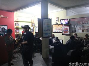 Begini Detik-detik saat Ketua Panwaslu Garut Diamankan Polisi Begini Detik-detik saat Ketua Panwaslu Garut Diamankan Polisi