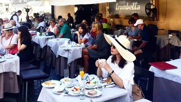 Ini 10 Potret Kebersamaan Penyanyi Rossa dengan Ragam Makanan Enak