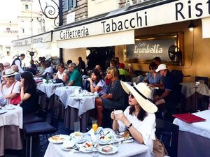 Ini 10 Potret Kebersamaan Penyanyi Rossa dengan Ragam Makanan Enak