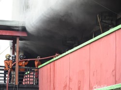 15 Jam Lebih Api di Pasar Banjarsari Pekalongan Belum Padam