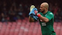 4. Pepe Reina. Bermain untuk Napoli, kiper 35 tahun asal Spanyol ini telah memiliki 15 clean sheet dari 28 laga (53,6%) Serie A. Ada 19 gol yang sudah bersarang di gawangnya alias 0,68 gol per partai atau satu gol setiap 133 menit. (Foto: Maurizio Lagana/Getty Images)