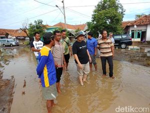 Sudirman Said Kunjungi Lokasi Banjir dan Temui Relawan di Brebes