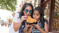 Bersama Keluarga dan Sahabat, Lihat Gaya Seru Novita Angie Kulineran