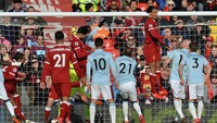 Usaha Liverpool mendapatkan keunggulan membuahkan hasil di menit ke-29. Tandukan Emre Can menjebol gawang West Ham yang dikawal Adrian. (Foto: Peter Powell/REUTERS)