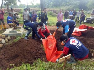 6 Potongan Tubuh Korban Longsor Brebes Dikuburkan