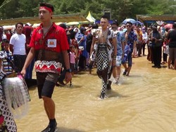 Batik On The Sea, Fashion Show di Atas Laut Pantai Sumenep