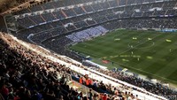 Gemuruh puja-puji chant untuk trio BBC pun terus menggema di tiap penjuru yang diisi penuh oleh sekitar 90 ribu penonton yang memadati stadion tujuh lantai itu.