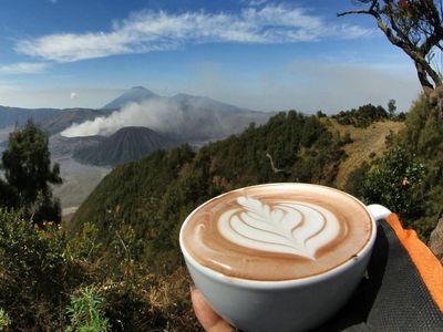 Anti Mainstream! 10 Foto Tunjukkan Pria Ini Bikin Latte Art di Puncak Gunung Indonesia
