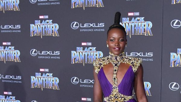 Foto: Gaya Nyentrik Lupita Nyongo, Si Nakia dari Black Panther