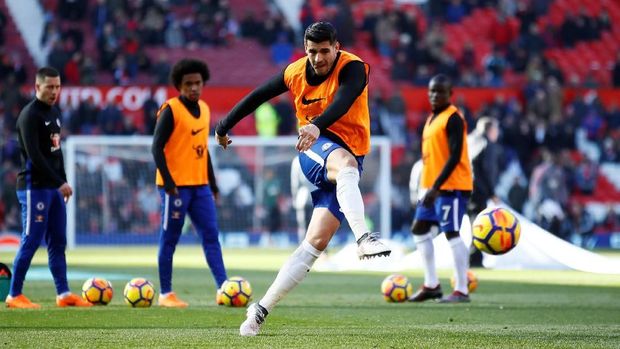 Alvaro Morata saat pemanasan. Morata dimainkan sebagai starter menghadapi Manchester United. (