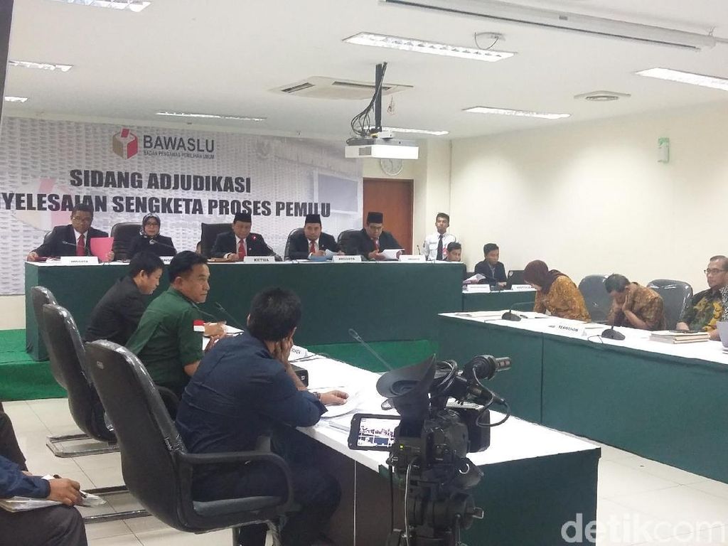 Yusril Hadiri Sidang Ajudikasi Bawaslu Yusril Hadiri Sidang Ajudikasi Bawaslu