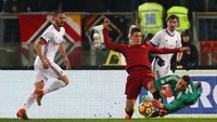 Gianluigi Donnarumma merebut bola dari kaki pemain Roma. Berhasil mencatatkan clean sheet, Donnarumma menghadapi lima tendangan yang mengarah ke gawangnya sepanjang 90 menit laga. (REUTERS/Alessandro Bianchi)