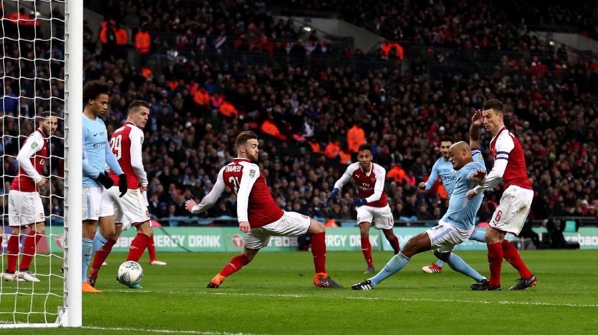Momen terciptanya gol Vincent Kompany ke gawang Arsenal (Catherine Ivill/Getty Images)