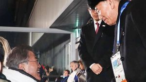 Momen Jabat Tangan Pejabat Kontroversial Korut dengan Presiden Korsel