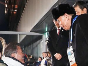 Momen Jabat Tangan Pejabat Kontroversial Korut dengan Presiden Korsel Momen Jabat Tangan Pejabat Kontroversial Korut dengan Presiden Korsel