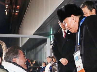 Momen Jabat Tangan Pejabat Kontroversial Korut dengan Presiden Korsel