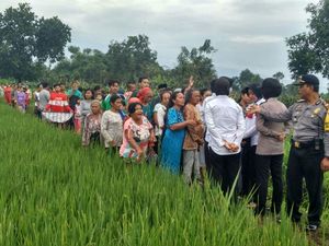 Polisi Bongkar Paksa Blokade Tol di Probolinggo, Warga Menangis