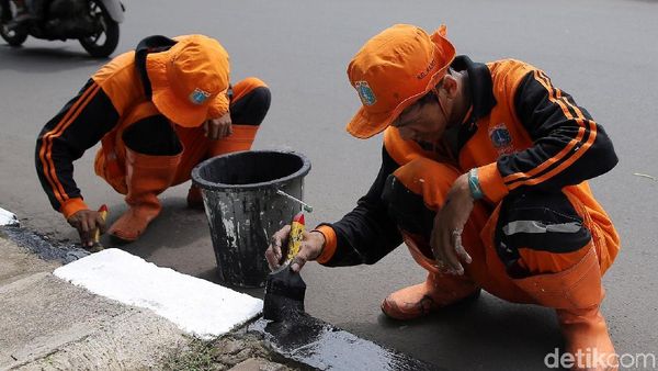 Pasukan Oranye Percantik Trotoar Jalan Rasuna Said