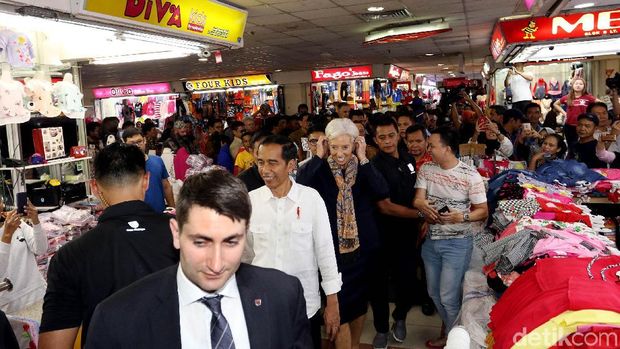 Presiden Jokowi saat mengajak bos IMF Christine Lagarde untuk melihat langsung transaksi jual beli di Pasar Tanah Abang.