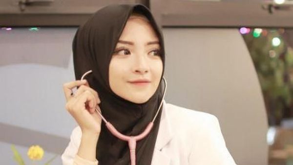 10 Gaya Hijab Dokter Cantik yang Populer di Instagram