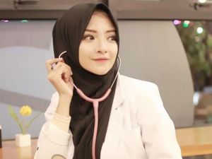 10 Gaya Hijab Dokter Cantik yang Populer di Instagram