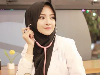 10 Gaya Hijab Dokter Cantik yang Populer di Instagram