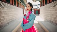 Foto: Pakai Hanbok, Gaya Cantik Pevita Liburan di Korea