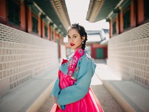 Foto: Pakai Hanbok, Gaya Cantik Pevita Liburan di Korea