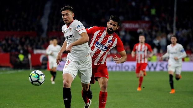 Diego Costa melakukan diving saat berduel lawan Lenglet.