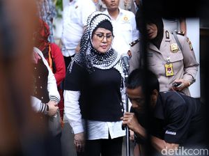 Ngamuk, Haedar Anak Elvy Sukaesih Pernah Masuk Rumah Sakit Jiwa Ngamuk, Haedar Anak Elvy Sukaesih Pernah Masuk Rumah Sakit Jiwa