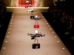Hanya di Catwalk Dolce & Gabbana, Tas Diperagakan dengan Drone